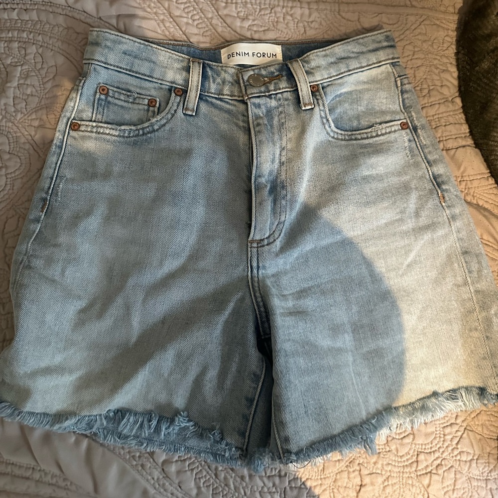 Denim Forum mid thigh ARLO shorts size 25